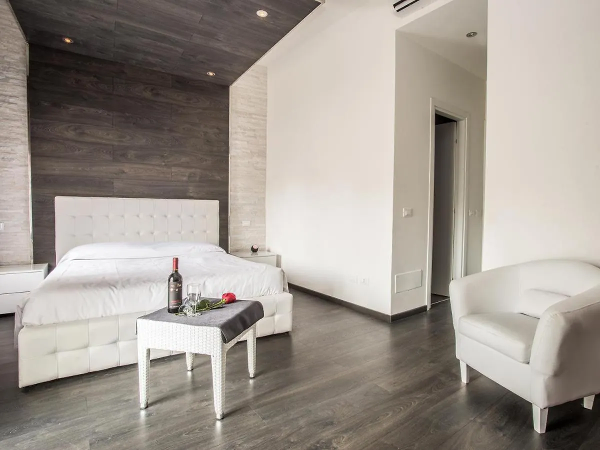 Royal Rooms Roma 2*,
